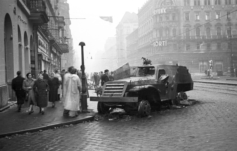 Rákóczi út az Akácfa utcától a körút felé nézve. Kiégett szovjet BTR-152 páncélozott lövészszállító jármű.
