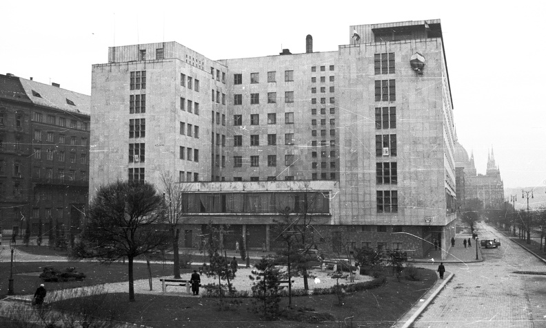 Jászai Mari tér, az ÁVH egykori, ekkor már a BM-hez tartozó épülete, a mai Képviselői Irodaház ("Fehér Ház").