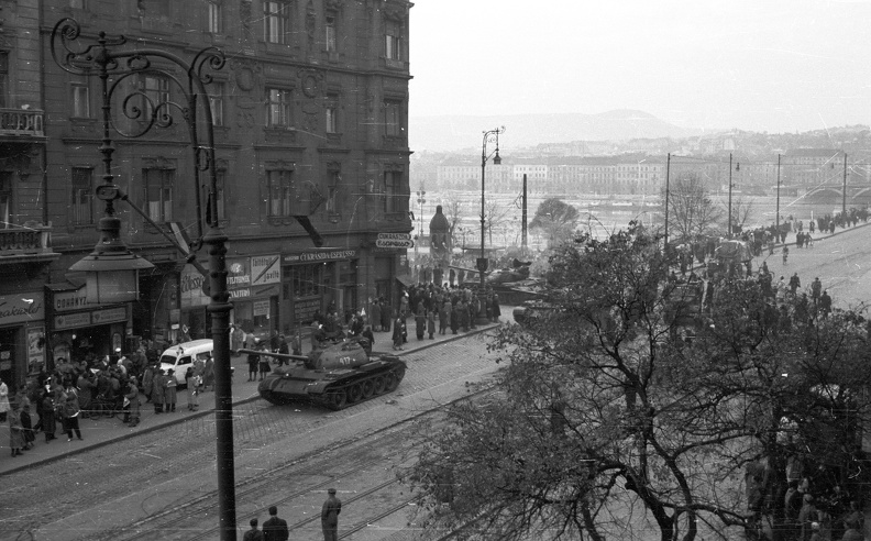 Szent István körút - Jászai Mari tér sarok. A szovjet csapatok ideiglenes kivonulása 1956. október 31-én.