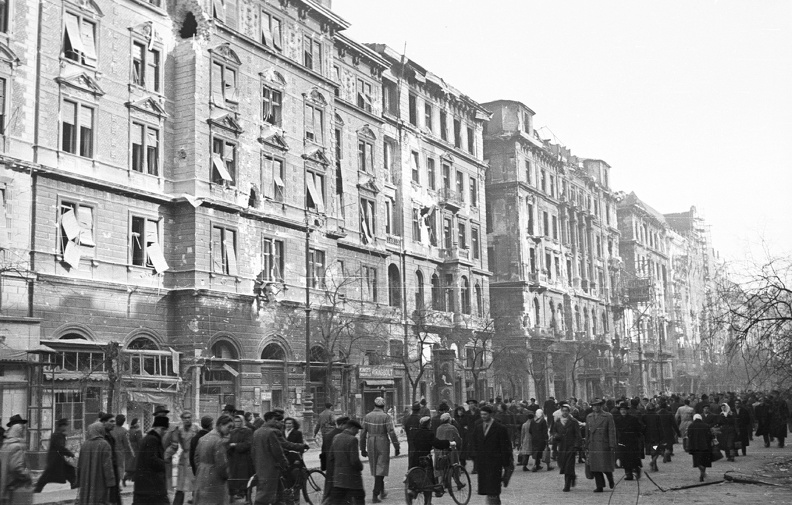Erzsébet (Lenin) körút a Király (Majakovszkij) utca felől a Dob utca felé nézve.