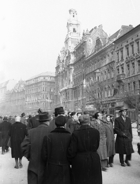 Erzsébet (Lenin) körút a Rákóczi út felől a Dohány utca felé nézve, szemben a New York palota.