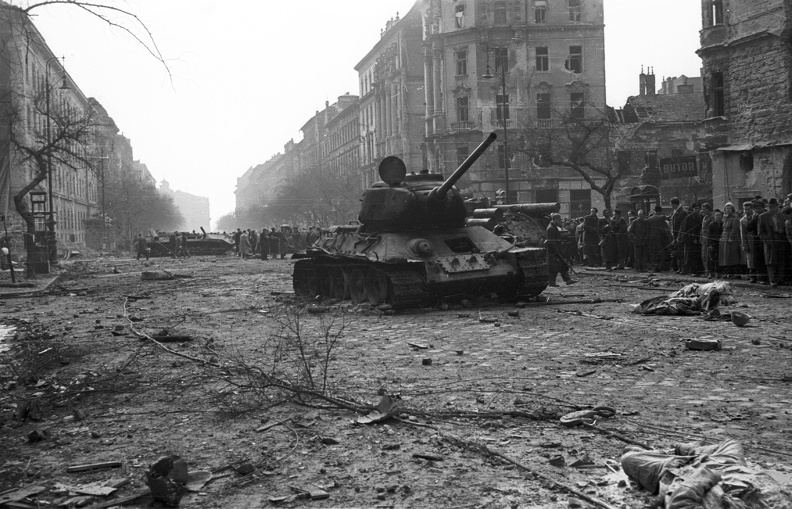 Nagykörút - Üllői út kereszteződése, szemben a Ferenc körút a József körútról nézve. Kiégett szovjet T-34/85 harckocsi.