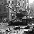 József körút - Corvin (Kisfaludy) köz sarok, háttérben a Kilián laktanya romos épülete. Kiégett szovjet T-34/85 harckocsi.