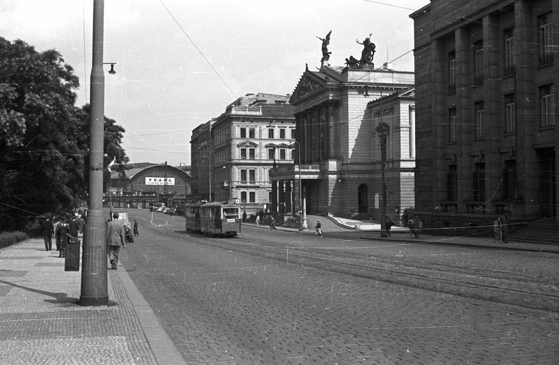 Wilsonova ulice, jobbra a cseh Állami Opera, háttérben a főpályaudvar.