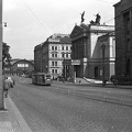 Wilsonova ulice, jobbra a cseh Állami Opera, háttérben a főpályaudvar.