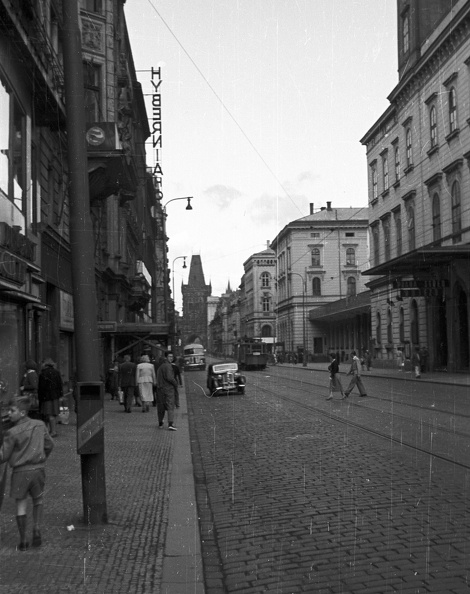 Hybernská ulica, az utca végén a Lőportorony, jobbra a Masarykovo pályaudvar.