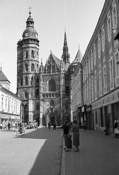 Alzbetina ulica (Deák Ferenc, egykor Forgács utca), szemben a Szent Erzsébet-főszékesegyház (Dóm).