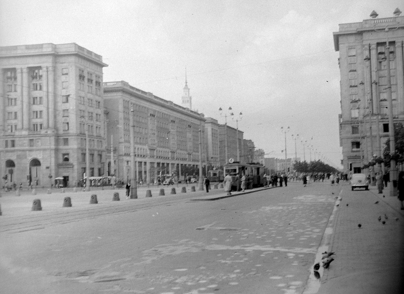előtérben az Alkotmány tér (Plac Konstytucji), folytatásában az ulica Marszałkowska, háttérben a Kultúra és Tudomány Palotájának tornya.