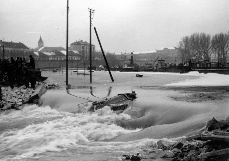 1956. március 11., a dunai jeges árvíz által elsodort Vörös-híd maradványai.