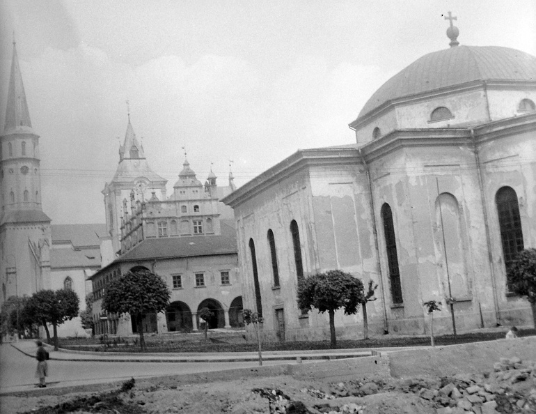 előtérben az evangélikus templom, mögötte a Városháza, háttérben a Szent Jakab templom.