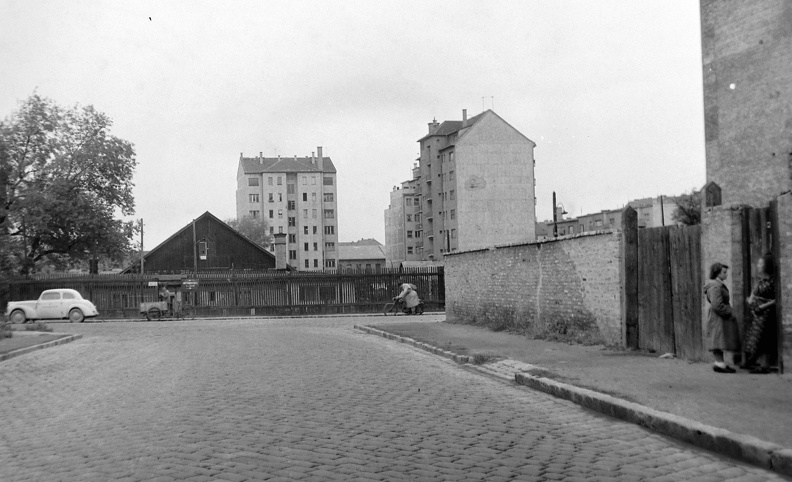 Tátra (Sallai Imre) utca vége a Victor Hugó utcánál. Háttérben szemből az Ipoly utca 5/e hátsó homlokzata, valamint Pannónia utca 66. és 68. oldalról-hátulról nézve.