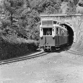 a Lillafüredi Állami Erdei Vasút alagútja. 1928-ban gyártott Ganz motorkocsi.