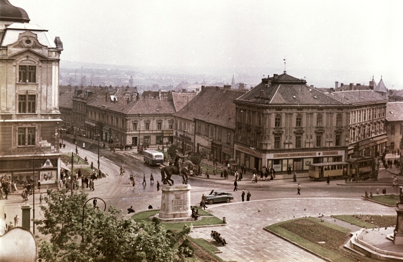 Széchenyi tér, Hunyadi János szobra, a villamos a Ferencesek utcája (Sallai utca) felé halad.