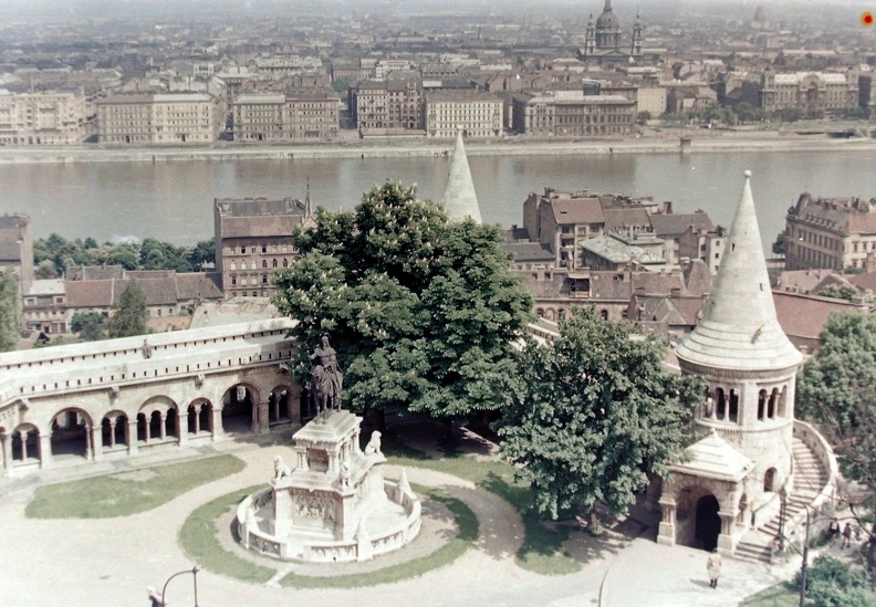 látkép a Mátyás-templom tornyából fotózva, előtérben a Halászbástya és a Víziváros.