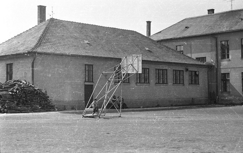 Árpád utca, általános iskola udvara (ma Széchenyi István Általános Iskola).