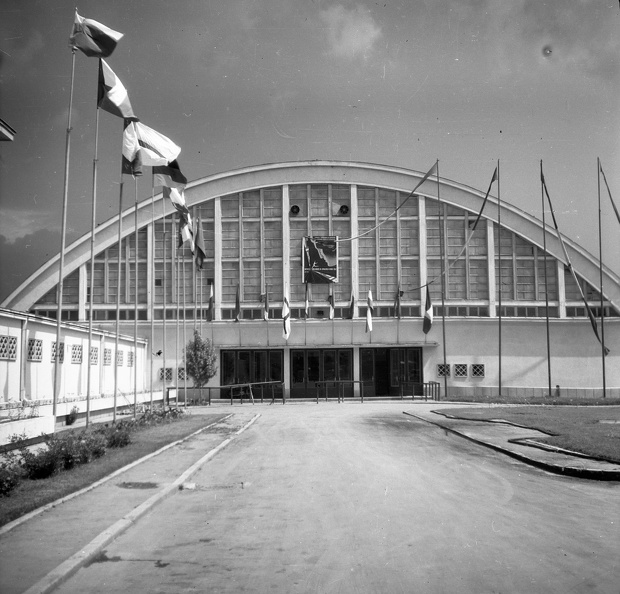Floreasca sportcsarnok a Strada Aviator Popa Marin felől nézve. Az I. női torna Európa-bajnokság helyszíne, 1957. május 27-28.