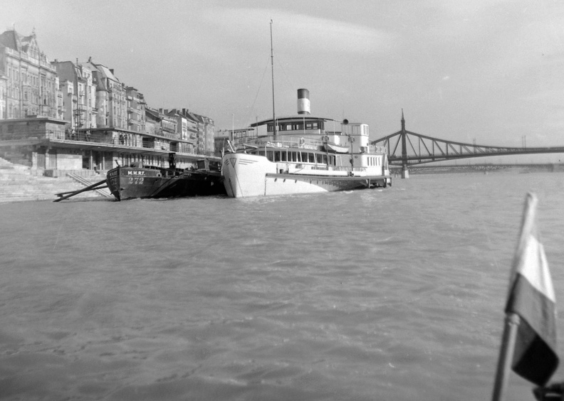 Belgrád rakpart, Kossuth gőzhajó a kikötőben, háttérben a Szabadság híd.