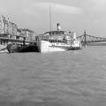 Belgrád rakpart, Kossuth gőzhajó a kikötőben, háttérben a Szabadság híd.