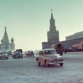 háttérben a Vaszilij Blazsennij székesegyház, szemben a Szpasszkaja-torony, egykor a Kreml főbejárata, jobbra a Lenin mauzóleum.