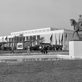 Mezőgazdasági Kiállítás az Albertirsai úti vásár területén. Jobbra Szabó Iván szobra, Sportlovasnő (1954), jelenleg Kiskunhalason található. Háttérben a Lóversenypálya tribünje.