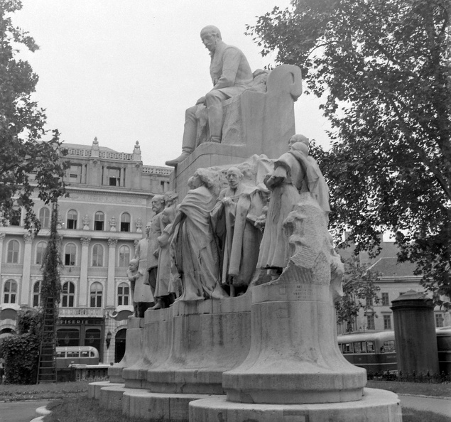 Vörösmarty tér, a költő szobra.