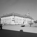 Szabadság tér, a saroképület a Palota Szálló, háttérben a Thury-vár.