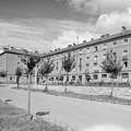 Zrínyi tér, középen a parkban Somogyi Árpád 1955-ben felállított Építőmunkás c. szobra.