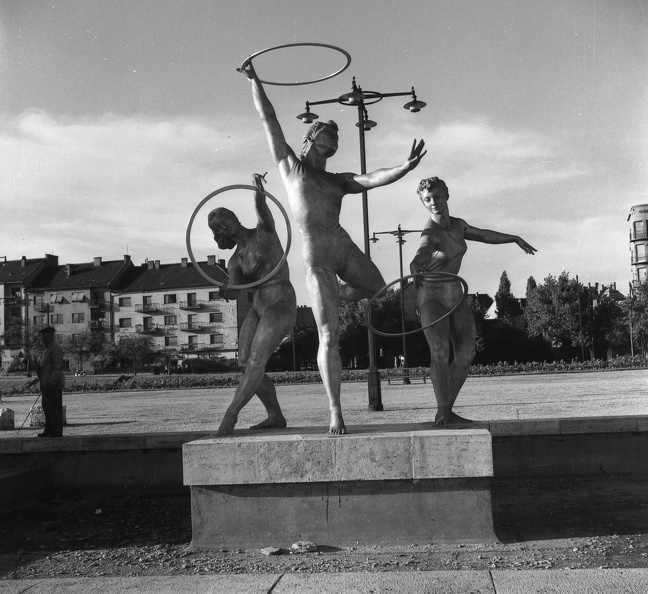 szoborkert, Tornászlányok szobra (Győri Dezső, 1958).