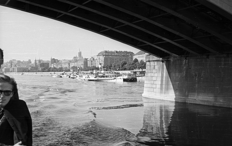 a Bem téri kikötő és a rakpart épületei a Margit híd alatti hajóról nézve.