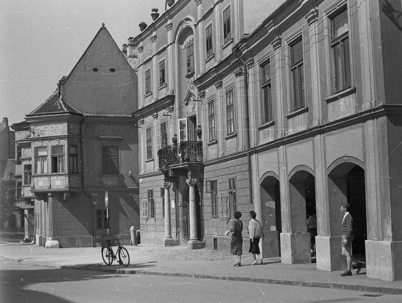 Bécsi kapu (Köztársaság) tér, a Szabadsajtó utca torkolatánál az Altabak-ház és az Ott-ház.