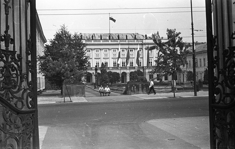 ulica Krakowskie Przedmiescie, szemben az Elnöki Palota.