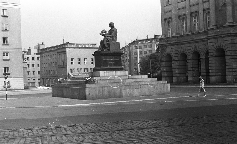 ulica Nowy Swiat, Kopernikusz szobra, jobbra a Staszic Palota, a Lengyel Tudományos Akadémia székháza.