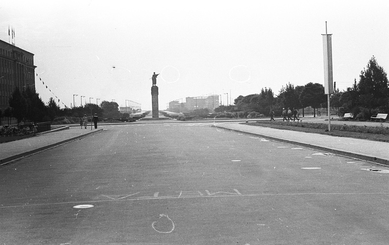 Kosciuszko tér (Skwer Kosciuszki), középen a szovjet emlékmű.