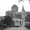 Bazilika a Kossuth hídról nézve, előtérben a vízivárosi templom.