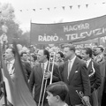 Felvonulási tér, május 1-i felvonulás, előtérben a Magyar Rádió Tánczenekara zenészei, trombitával Zsoldos Imre.