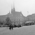 Piactér (Zelným trh), előtérben a Parnasszus-kút, háttérben a Szent Péter és Pál székesegyház.