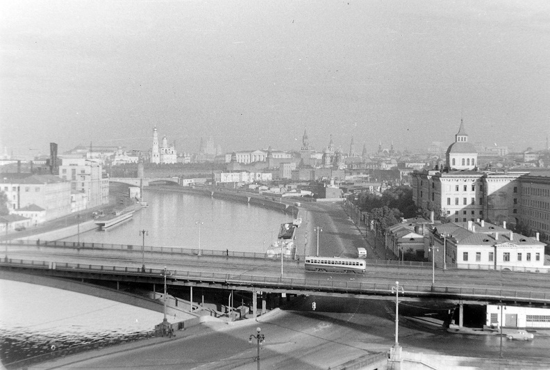 a Moszkva folyón átívelő Nagy Usztyinszkij hid.
