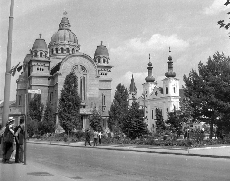 Fő tér (Piata Trandafirilor), Ortodox Székesegyház, jobbra a Keresztelő Szent János-templom.