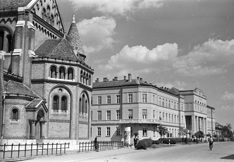 a székesegyház oldalhomlokzata, háttérben a Bocskai utca és a Megyei Bíróság épülete.