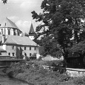 Hermann Ottó Múzeum hátulról, a Szinva folyó ma befedve Kálvin János utca. Háttérben az Avasi református templom és harangtorony.
