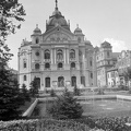 Fő tér (Hlavné namestie), Állami Színház, háttérben a Szentháromság-templom.
