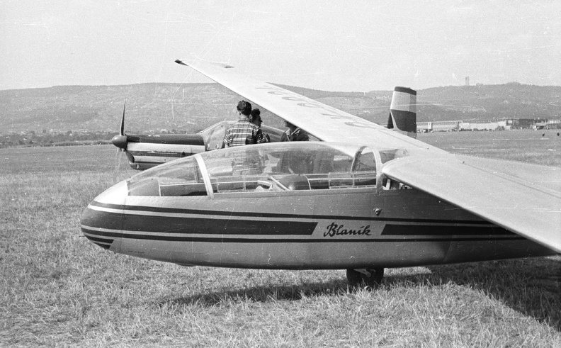 Let L-13 Blaník típusú vitorlázó repülőgép.