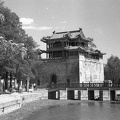 a Nyári Palota területe, Kunming tó, háttérben a Virágzó Irodalom Tornya (Wenchang).