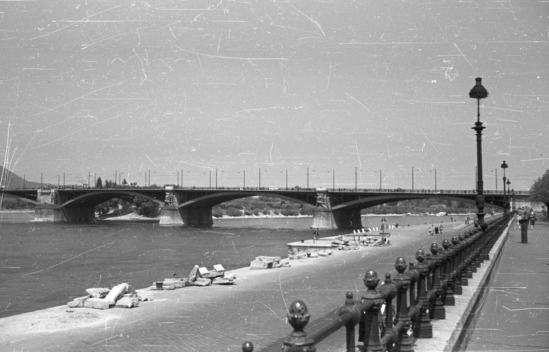 Széchenyi rakpart a Margit híd felé nézve.