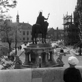 Szentháromság tér, Szent István király szobra a Halászbástyáról nézve.