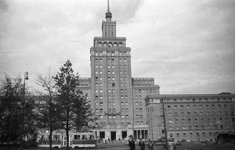 Dejvice, Hotel Crowne Plaza (eredetileg Hotel Druzba, később Hotel Cedok).