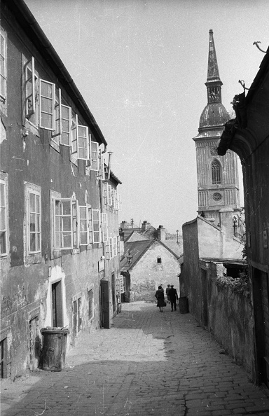 Beblavého ulica a Szent Márton koronázó templom felé nézve.