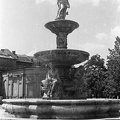 Erzsébet (Engels) tér, Danubius-kút, mögötte a Nemzeti Szalon, egykor Kioszk.