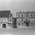 Bécsi kapu (Köztársaság) tér, Kisfaludy Károly szobra. Háttérben a Szabadsajtó utca torkolatánál az Altabak-ház és az Ott-ház.