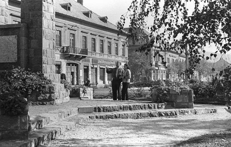 park a Szent Bertalan utcánál, Szovjet hősi emlékmű (tevezte: Hoch István, 1946.).